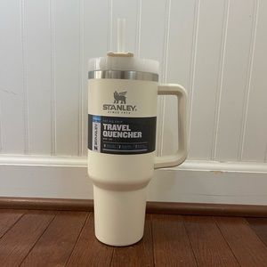 Stanley 40oz Travel Quencher NWT CREAM
